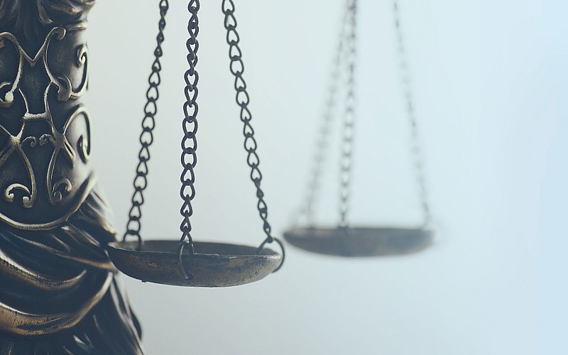 Nahaufnahme einer antiken Waage als Symbol für Gerechtigkeit und Ausgewogenheit